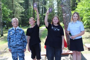 В Свердловской области полицейские и общественники вручили паспорта ребятам в оздоровительном лагере