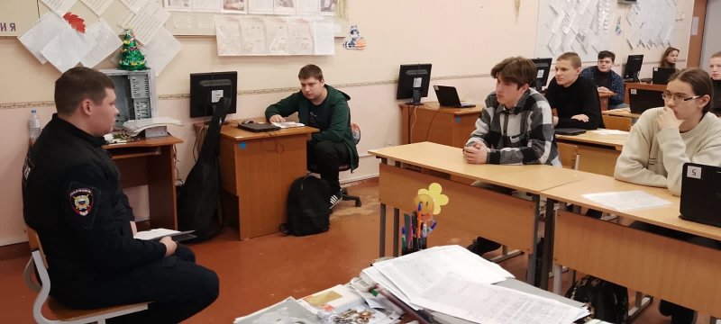 Полицейский в рамках профориентационной работы провел встречу со студентами Североуральского политехникума
